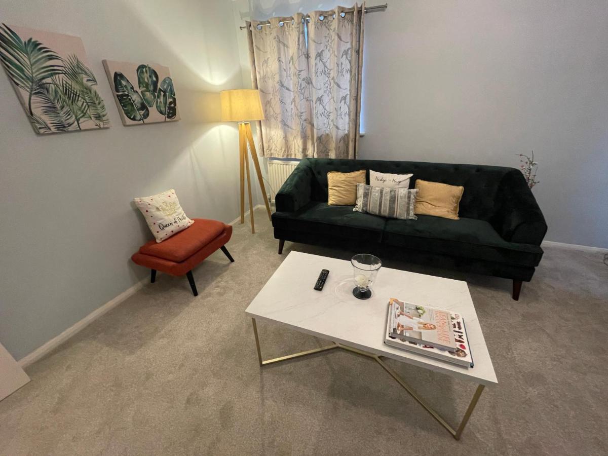 2 Bedroom Near Southfields * Londra