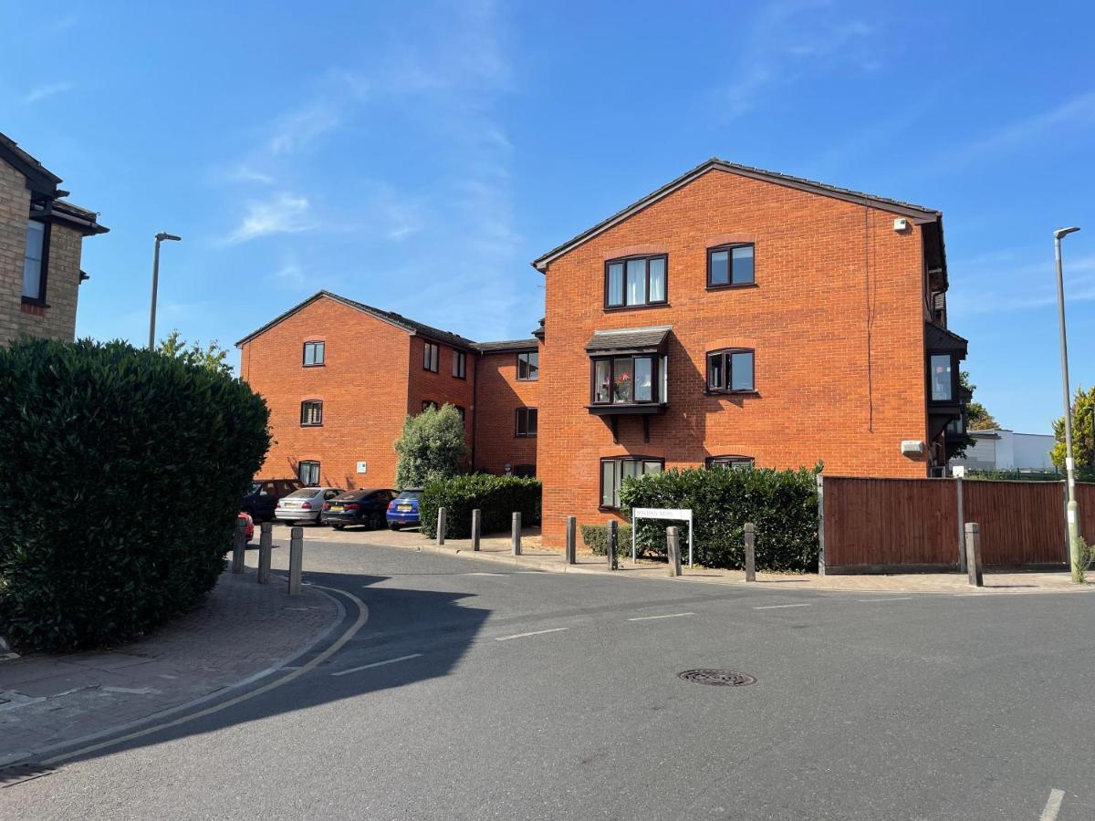 2 Bedroom Near Southfields Apartament